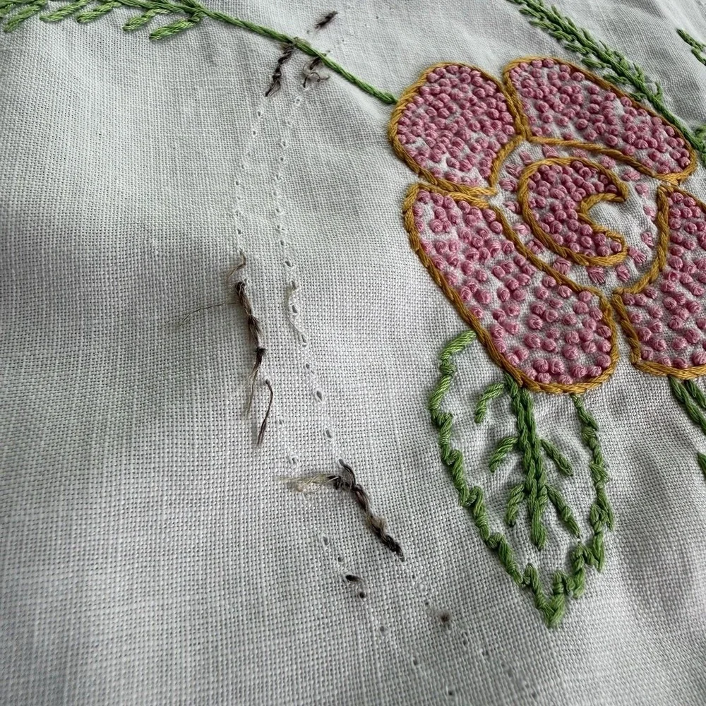 Vtg Hand-Embroidered Floral Linen Table Runner With Lace Tatted Edging 34